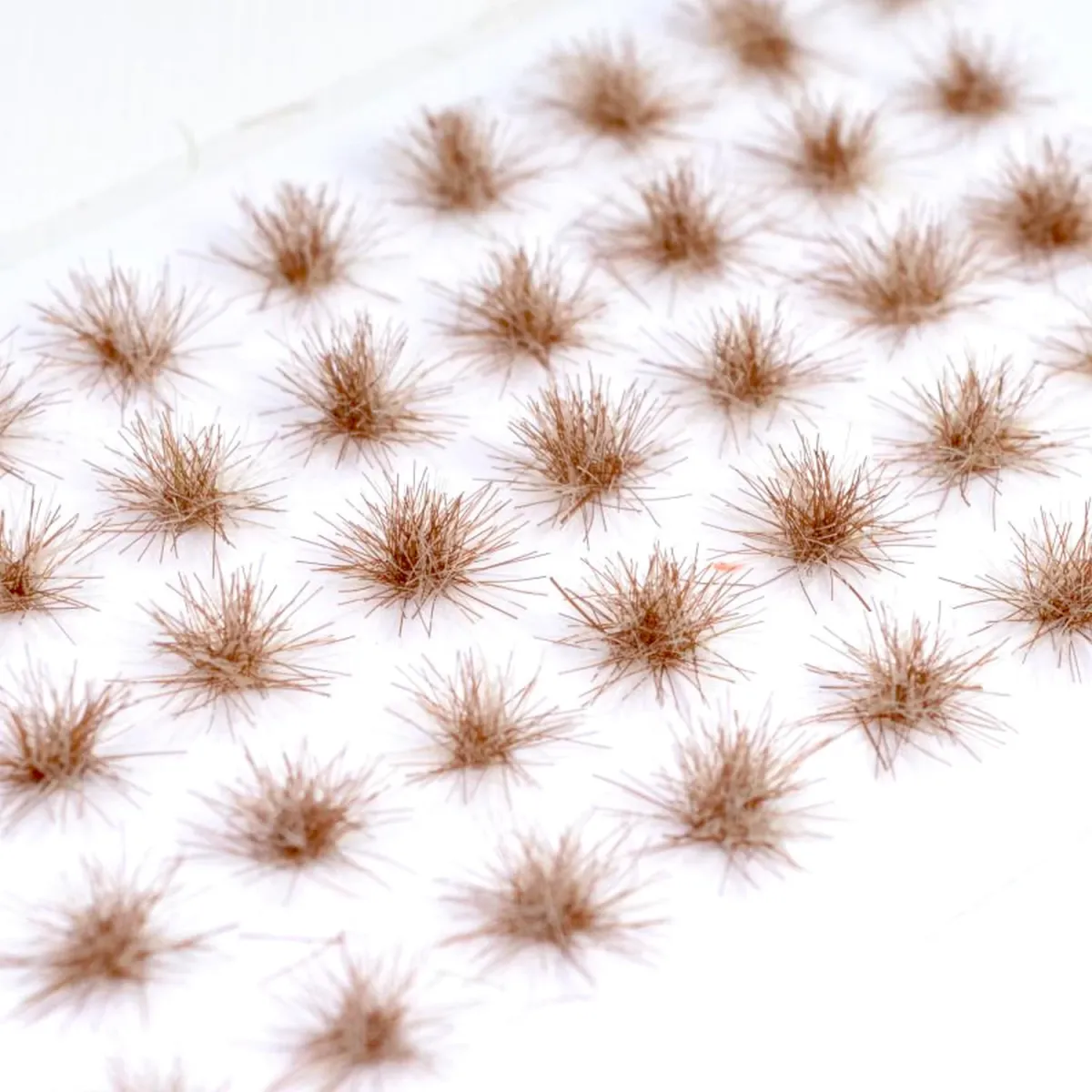 Feine Grasbüschel 2–4 mm – Wildgras No.8 - niedrige Miniatur Vegetation für Diorama, Tabletop und Modelleisenbahn