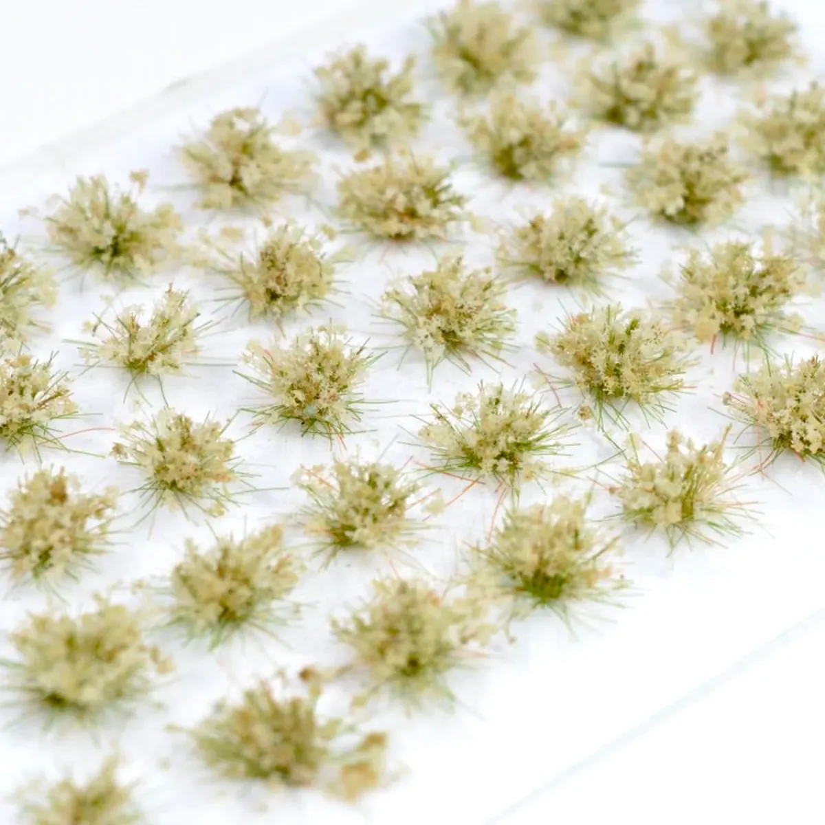 Feine Grasbüschel 2–4 mm - Dunkelolive - niedrige Miniatur Vegetation für Diorama, Tabletop und Modelleisenbahn